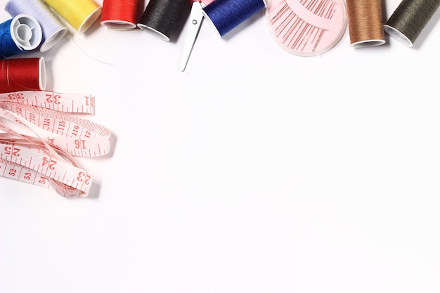 Agulha, tesoura, linha, Tailor Meter, Scissor no fundo branco