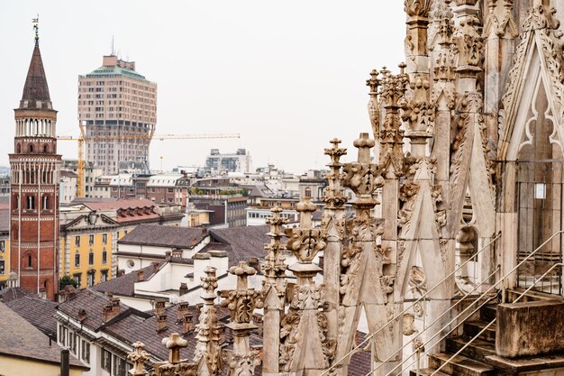 Agulhas do duomo tendo como pano de fundo a cidade itália milão