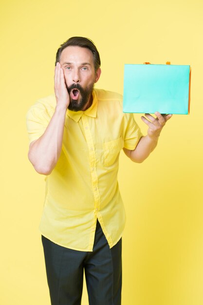 Ah não. grande venda no shopping. Shopping. Homem barbudo com sacolas de compras. Boas festas. Hipster maduro com barba. hipster caucasiano brutal com bigode. Pagamento rápido. copie o espaço.