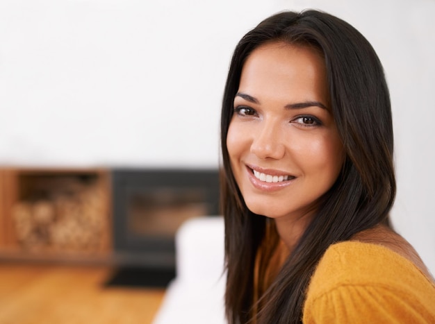 Ahora esto es casa Foto de una mujer joven relajándose en su sofá en casa