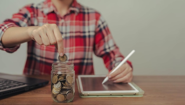 Foto ahorrar dinero para futuras inversiones