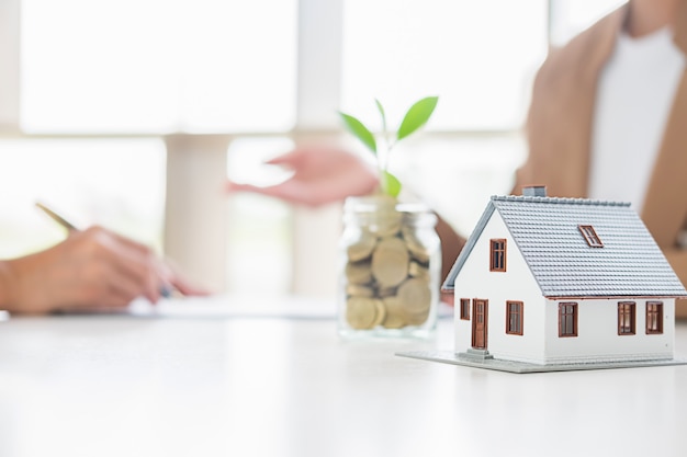 Ahorrar dinero para invertir en casa o propiedad en el futuro.