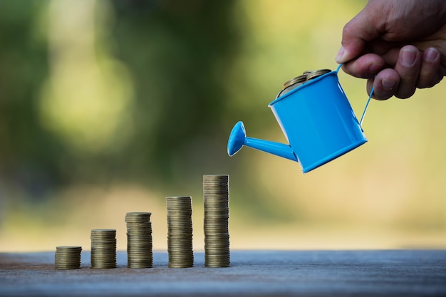 Foto ahorrar dinero para invertir en la compra de una casa o un inmueble en el futuro.