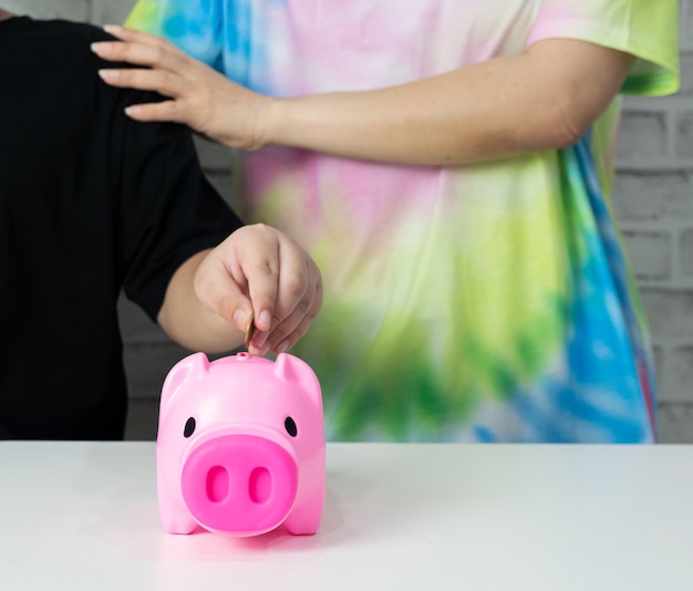 Foto ahorre dinero, concepto de negocio, dinero, hucha, niños y adultos