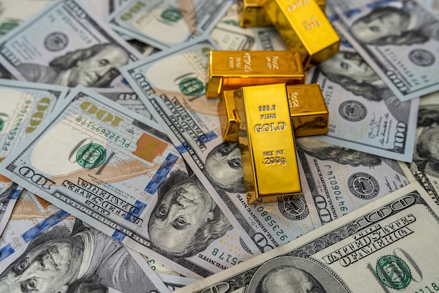 Ahorro de billetes de dólar concepto con barra de oro