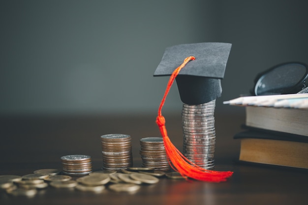 Ahorro de moneda con concepto de educación financiera de inversión bancaria Planificación de préstamos estudiantiles para estudiar en el extranjero para obtener un título universitario Futuro fondo de educación de los niños efectivo Ahorro creciente