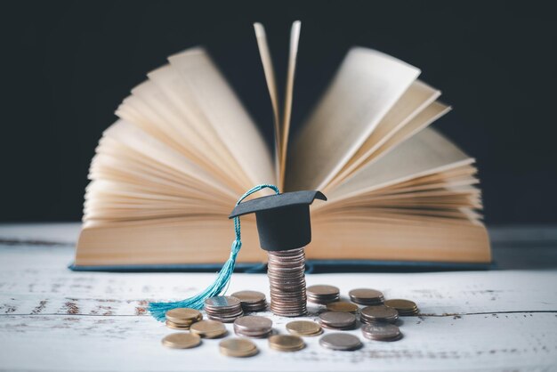 Ahorro de moneda con concepto de educación financiera de inversión bancaria Planificación de préstamos estudiantiles para estudiar en el extranjero para obtener un título universitario o universitario Fondo de educación futuro de los niños dinero en efectivo Crecimiento