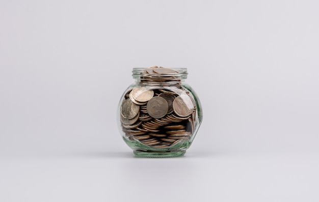 Ahorro de monedas en un frasco de vidrio, ahorro de dinero para construir el futuro, ahorro de dinero para el negocio, concepto de ahorro salarial