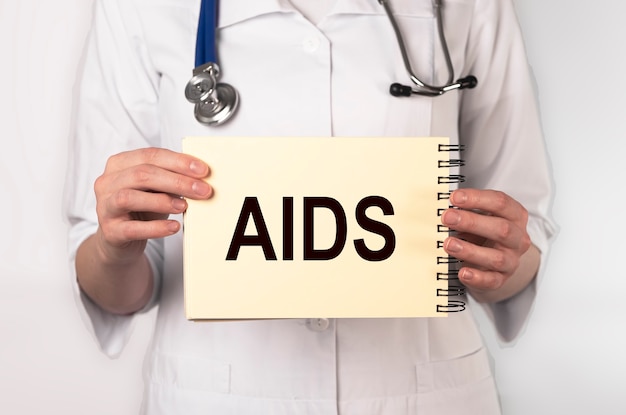 AIDS-Akronym-Wortinschrift in Arzthänden.