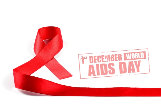 Aids Awareness Red Ribbon em fundo branco.