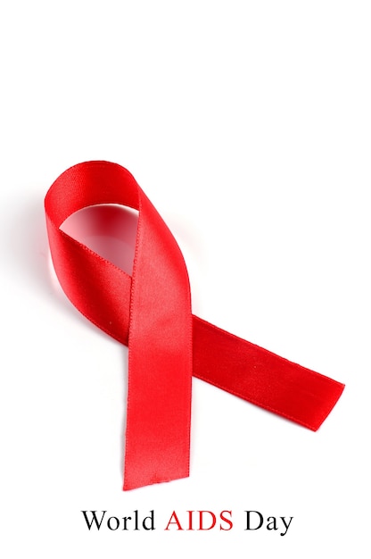 Aids Awareness Red Ribbon em fundo branco.