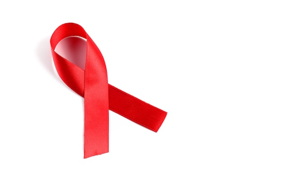 Aids awareness red ribbon em fundo branco.