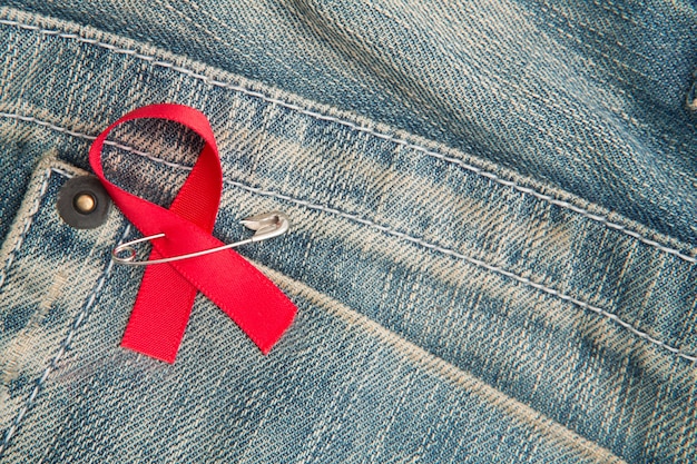 Aids-Bewusstseinsband fixiert auf Jeans