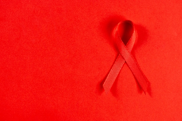 Aids consciência fita vermelha em fundo vermelho