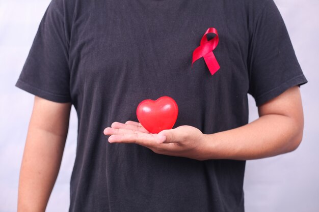 AIDS-Symbol mit rotem Band gegen HIV isoliert auf weißem Hintergrund