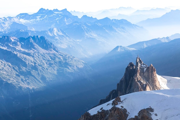 Aiguille du Midi de Montblanc du Tacul na luz da noite nos Alpes franceses Chamonix MontBlanc França