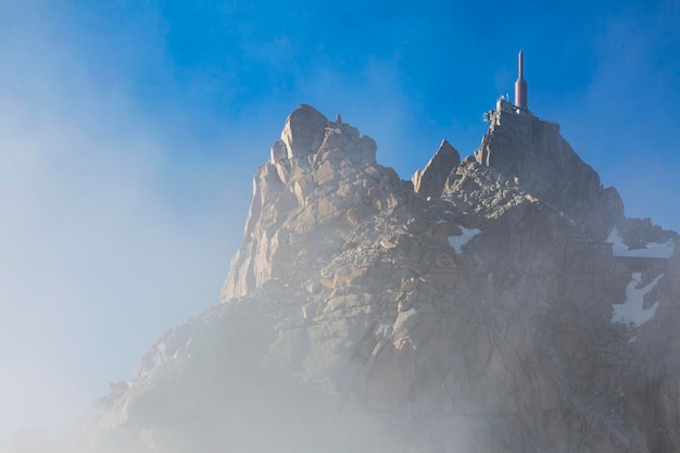 Aiguille du Midi en la niebla y las nubes en los Alpes franceses Chamonix MontBlanc Francia