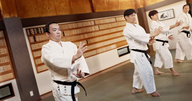 Aikido dojo alunos e lutar por artes marciais greve ou juntos para o combate em treinamento ginásio ou classe japonês grupo e esporte para exercício treino ou aptidão física com Zen conflito ou clube