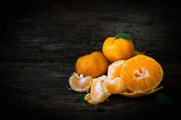 Ainda laranjas da vida frutificam na madeira da textura.