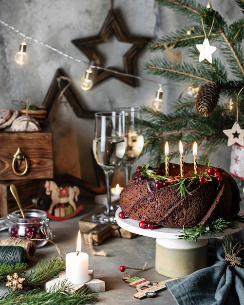 Ainda vida com Bolo Bundt de Natal com velas Sobremesa festiva tradicional com tema de natal