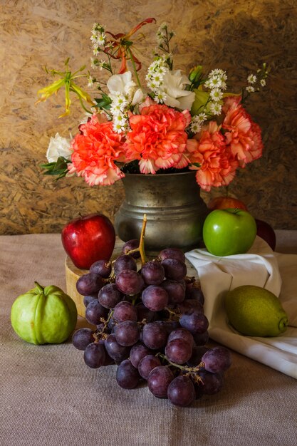 Ainda vida com frutas.