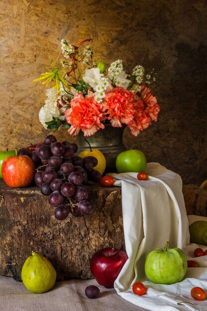 Ainda vida com frutas.