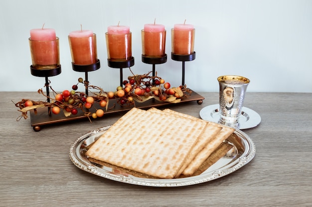 Ainda-vida com vinho e matzoh pão de páscoa judaica