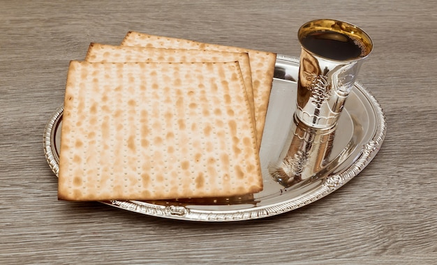 Ainda-vida com vinho e matzoh pão de Páscoa judaica