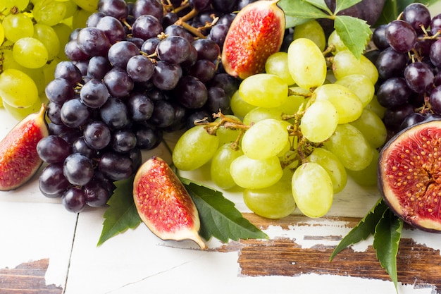 Ainda vida da fruta fresca do outono. Uvas pretas e verdes