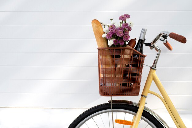 Ainda vida de cesta de bicicleta