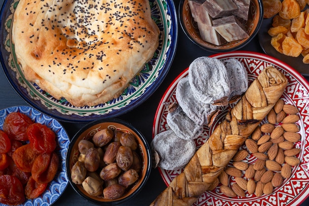 Ainda vida de cima para baixo com frutas secas e nozes de pão lavash em placas de estilo da Ásia média