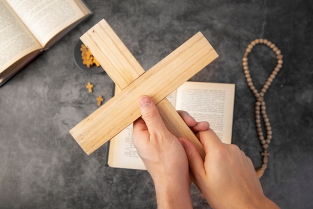 Foto ainda vida de crucifixo com livro