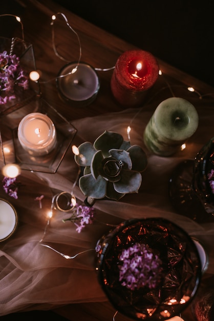 Foto ainda vida de decorações de casamento, velas e vinho