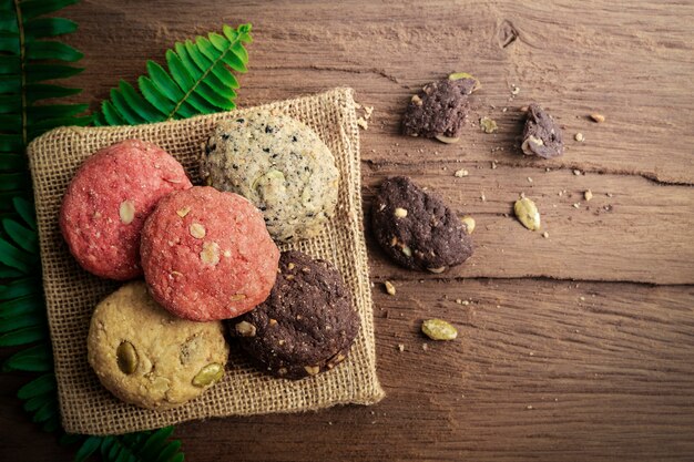 Ainda vida de deliciosos biscoitos doces na mesa de madeira com espaço livre