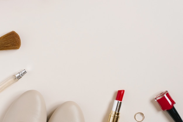 Ainda vida de fashionista. Fundo cosmético feminino. Plano para o Dia dos Namorados