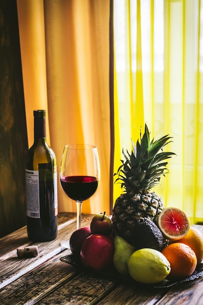 Ainda vida de frutas e vinho