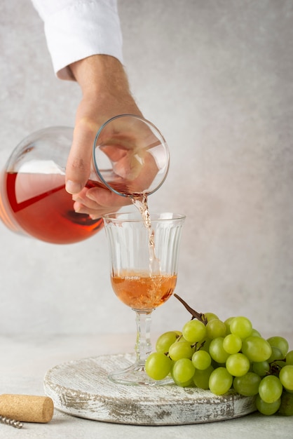 Foto ainda vida de jarra de vinho na mesa