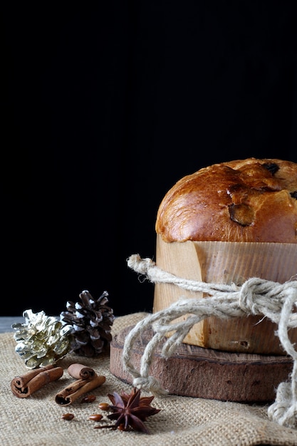 Foto ainda vida de natal com panetone e decorações