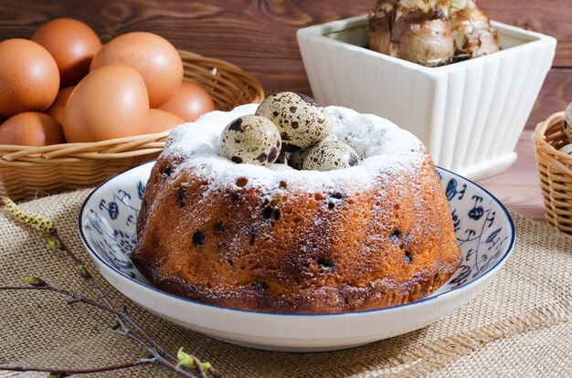 Ainda-vida de Páscoa, cupcake de Páscoa, com frango e codorna ovos sobre um fundo de mesa de madeira rústica