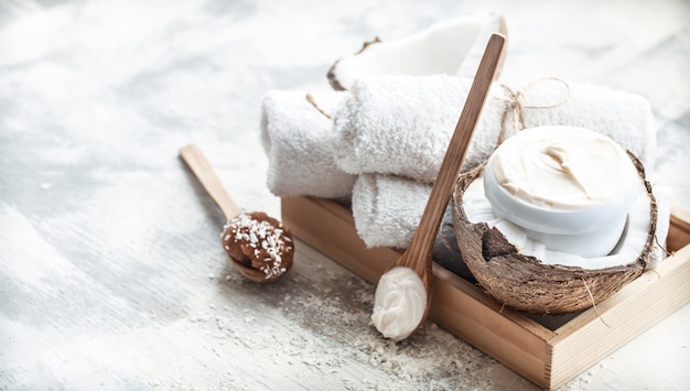 Ainda vida de spa com produtos de cuidados com o corpo e coco frescos