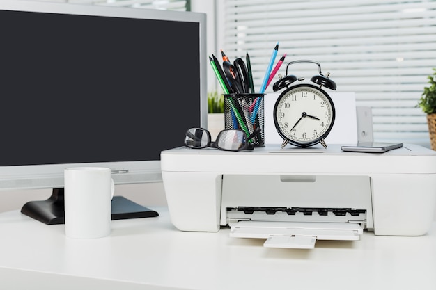 Ainda vida do local de trabalho do escritório elegante moderno com impressora