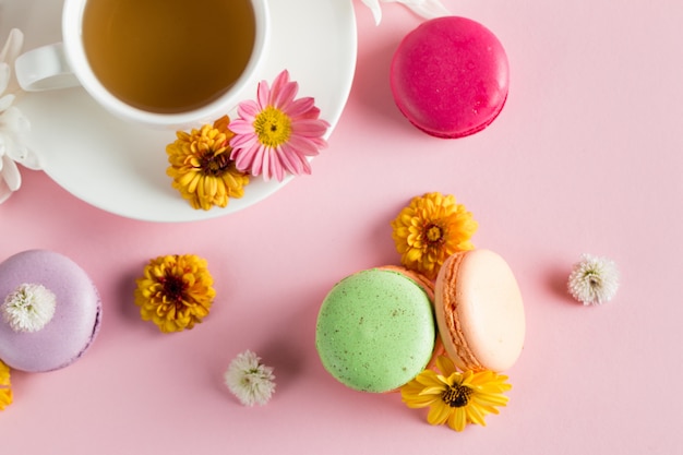 Ainda vida e comida foto de macarons de bolo em uma caixa de presente com flores, uma xícara de chá