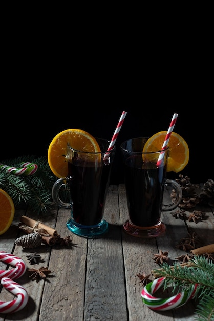 Ainda vida fabulosa vinho quente de natal em fundo de madeira em estilo rústico