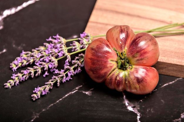 Ainda vida fundo escuro de tomates tigre