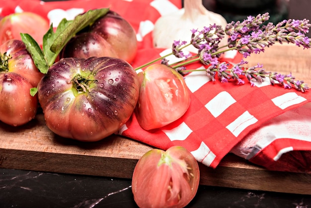 Ainda vida fundo escuro de tomates tigre