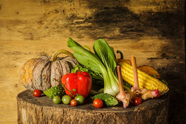 Foto ainda vida legumes e frutas.