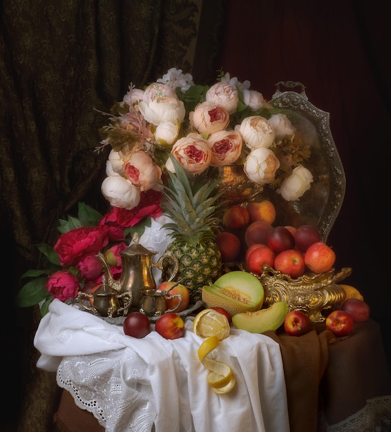 Ainda vida no estilo holandês de itens antigos, frutas, flores