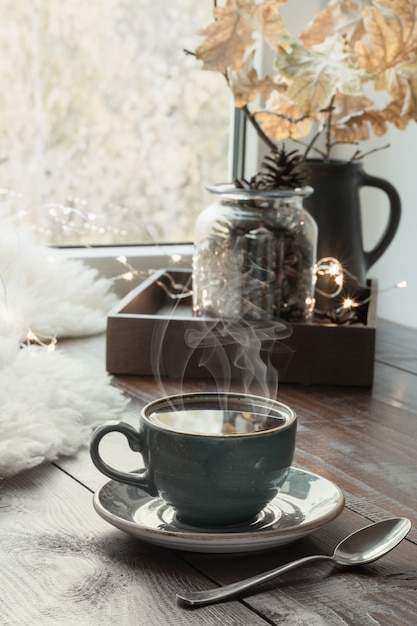 Ainda vida no interior de casa. Outono ou inverno aconchegante. Aconchegante inverno ou outono xícara de café em casa quente peles macias, festão, conceito de hygge sueco.