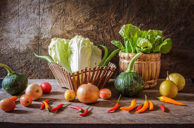 Ainda vida vegetais, ervas e frutas como ingredientes