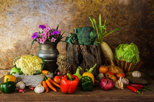 Ainda vida vegetais, ervas e frutas.